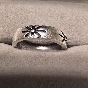 Elegant Silver Floral Ring